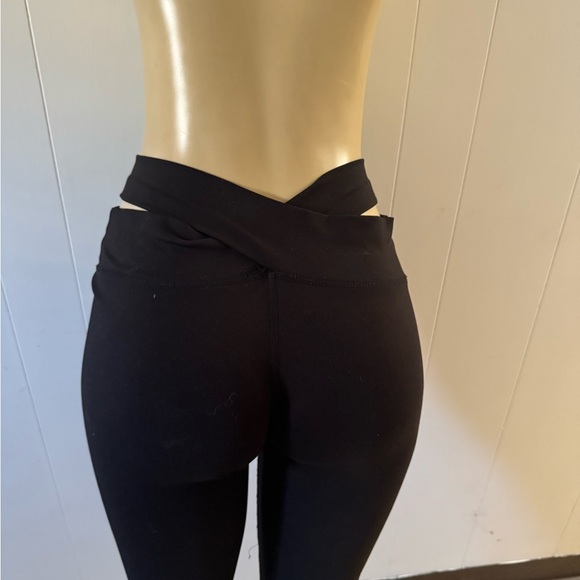 Cutout sides leggings size L run small - Picture 4 of 5